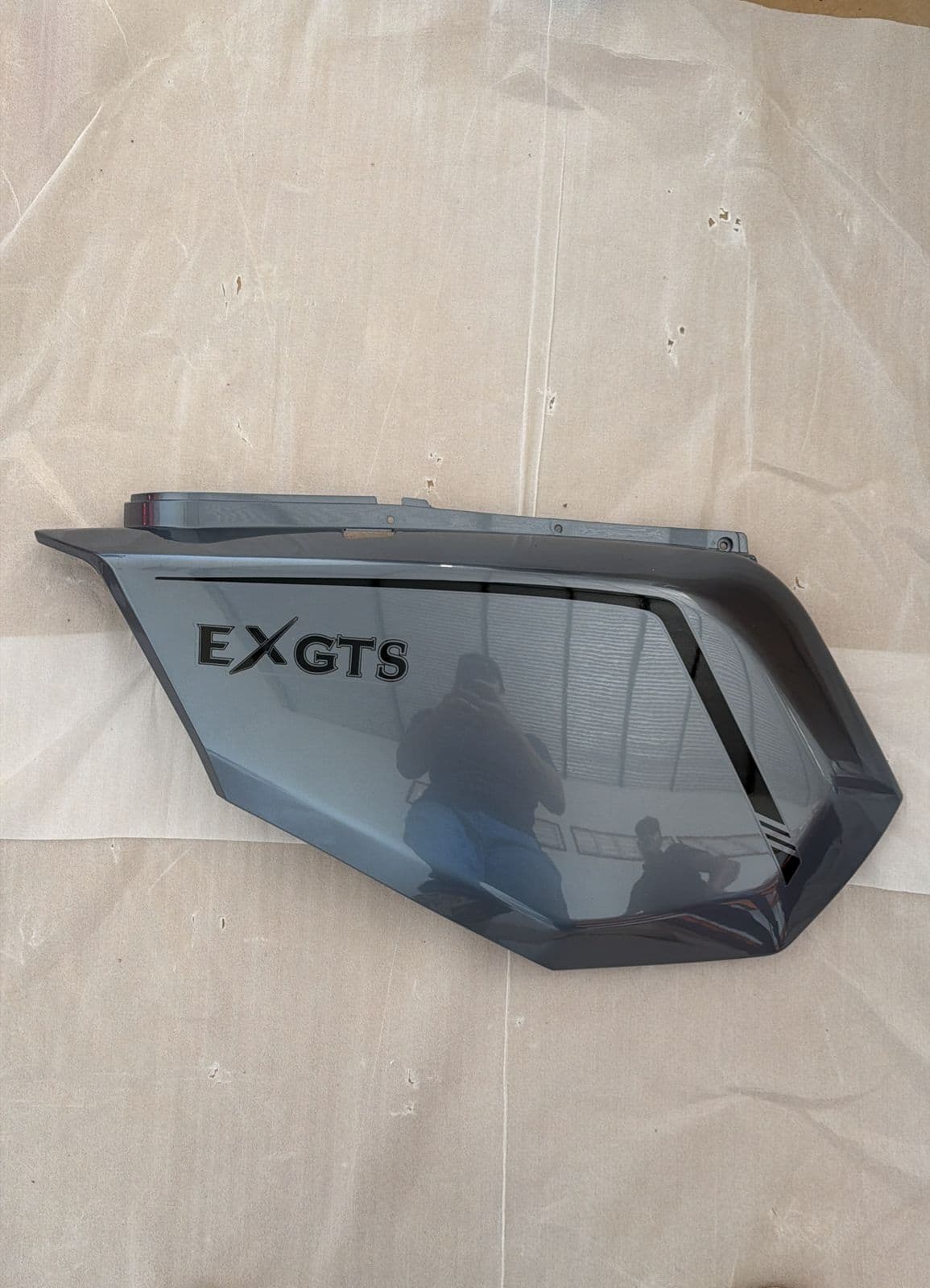 Carenagem Lateral Direita — EXGTS