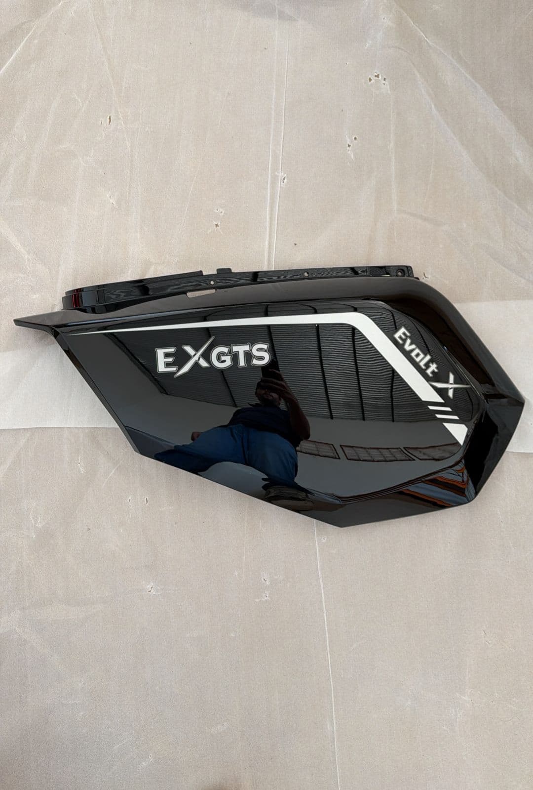 Carenagem Lateral Direita — EXGTS